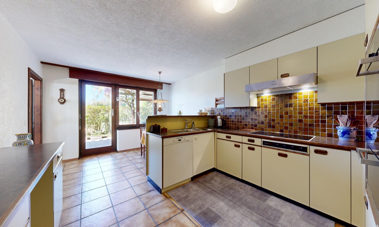 cuisine avec dark countertops, plans de travail, hotte, cloison sèche, et drywall