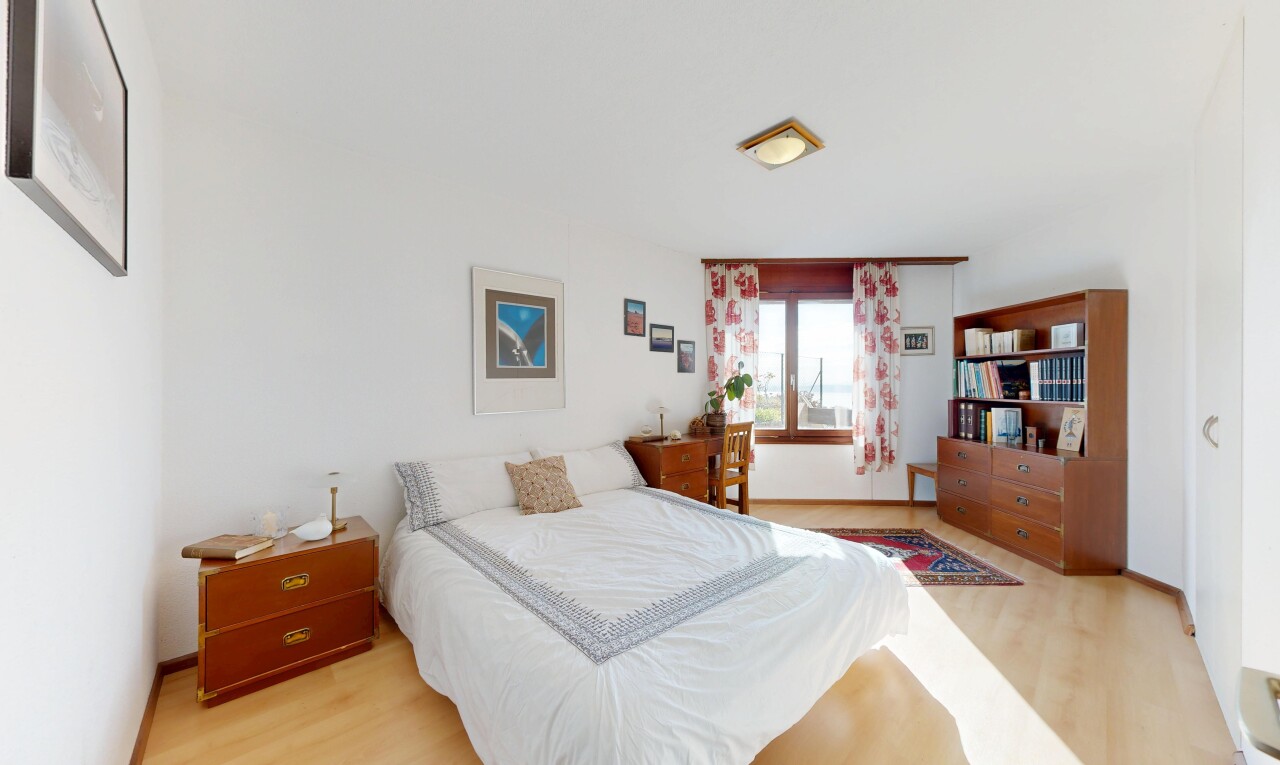 chambre avec lumière naturelle, natural light, sol en finition bois, wood finish floor, et inside property