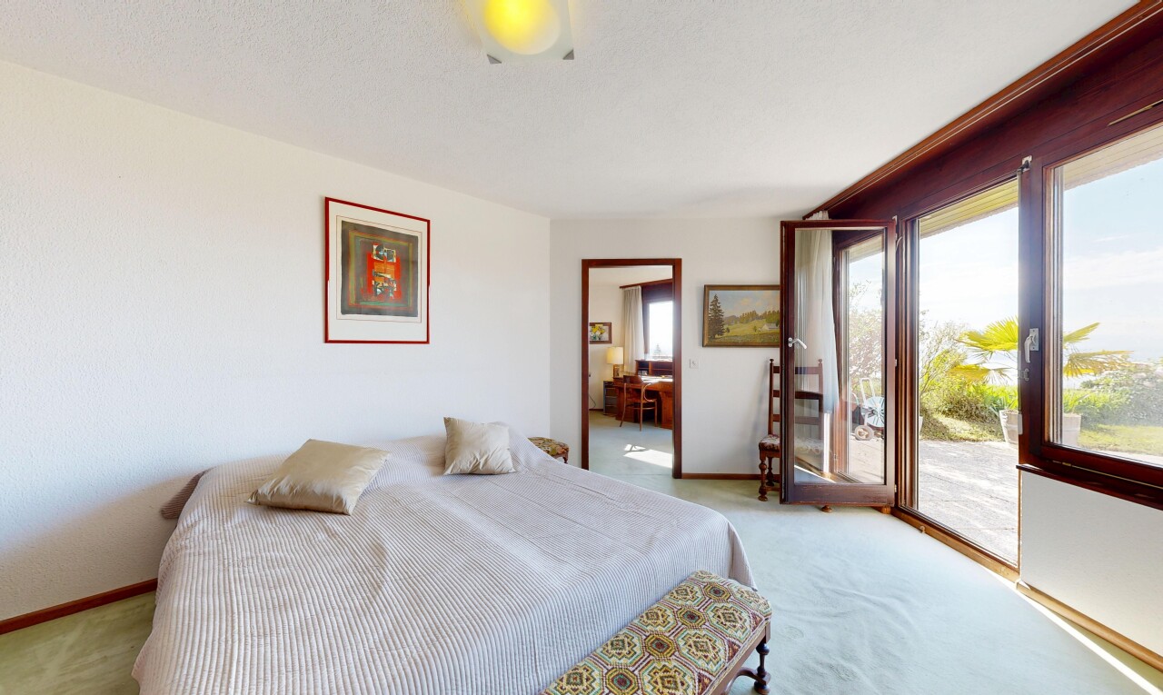 chambre avec inside property, lumière naturelle, natural light, accès à l'extérieur, et plinthes murales