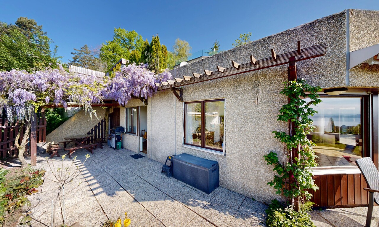 terrasse avec property visible, gril, day time, terrasse, et pergola