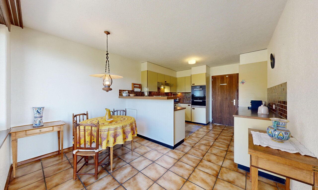 cuisine avec dosseret, backsplash, two heights countertops, full kitchen, et four