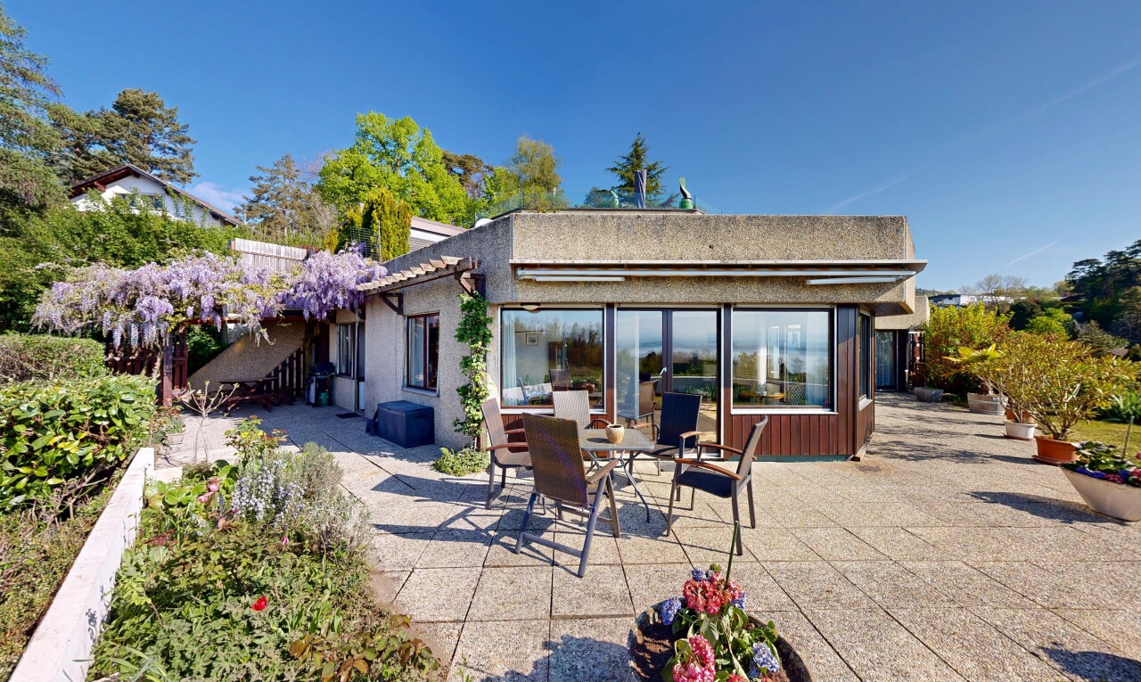 façade avec terrasse, property visible, day time, coin repas extérieur, et véranda