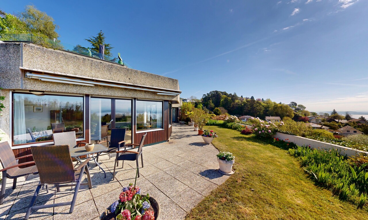 terrasse avec from property, pelouse, terrasse, et day time