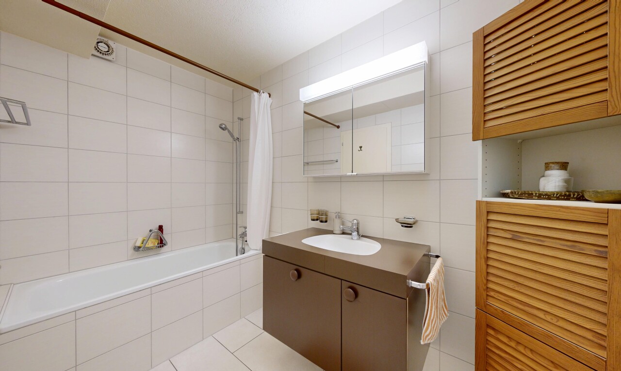 salle de bains avec mur en carrelage, tile wall, lavabo (ou coiffeuse selon le contexte), salle de bain complète, et miroir