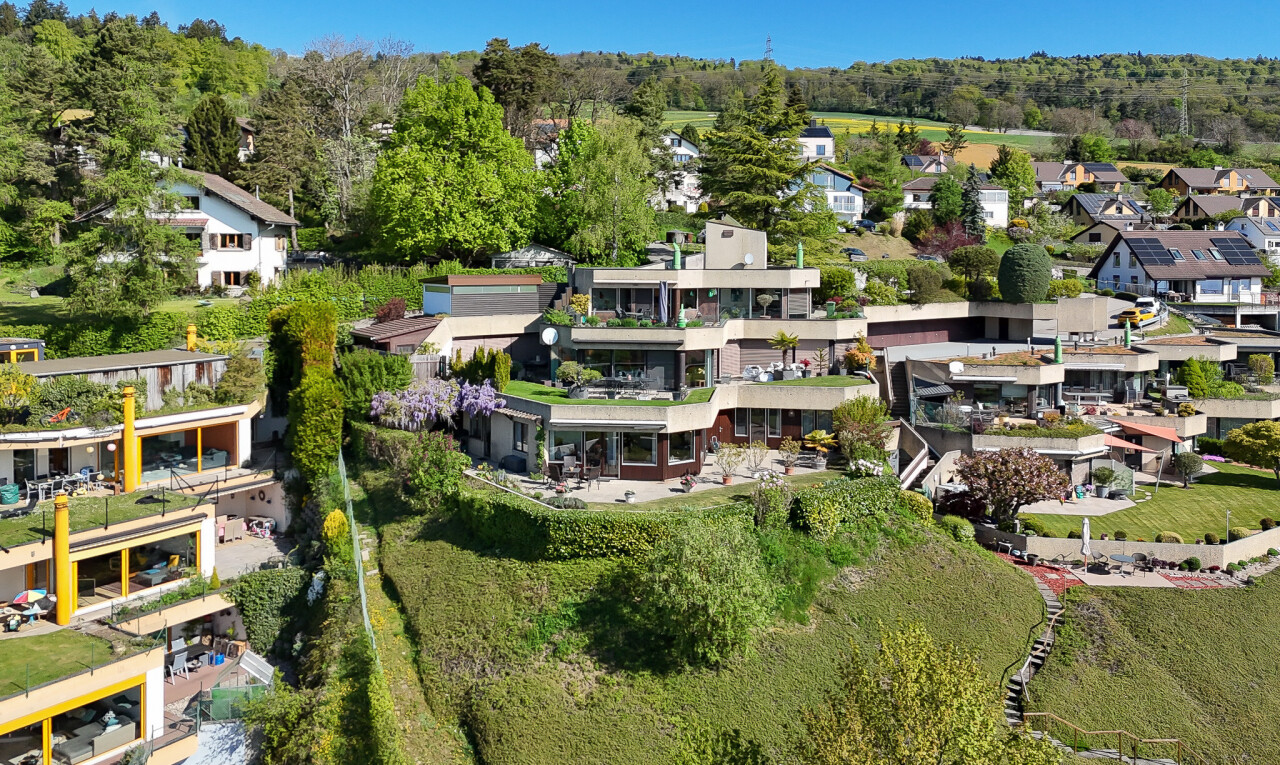 extérieur du bâtiment avec day time, vue résidentielle, et residential view