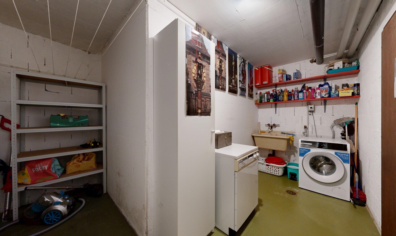 buanderie avec inside property, sol en béton, concrete floor, lave-linge et sèche-linge, et buanderie