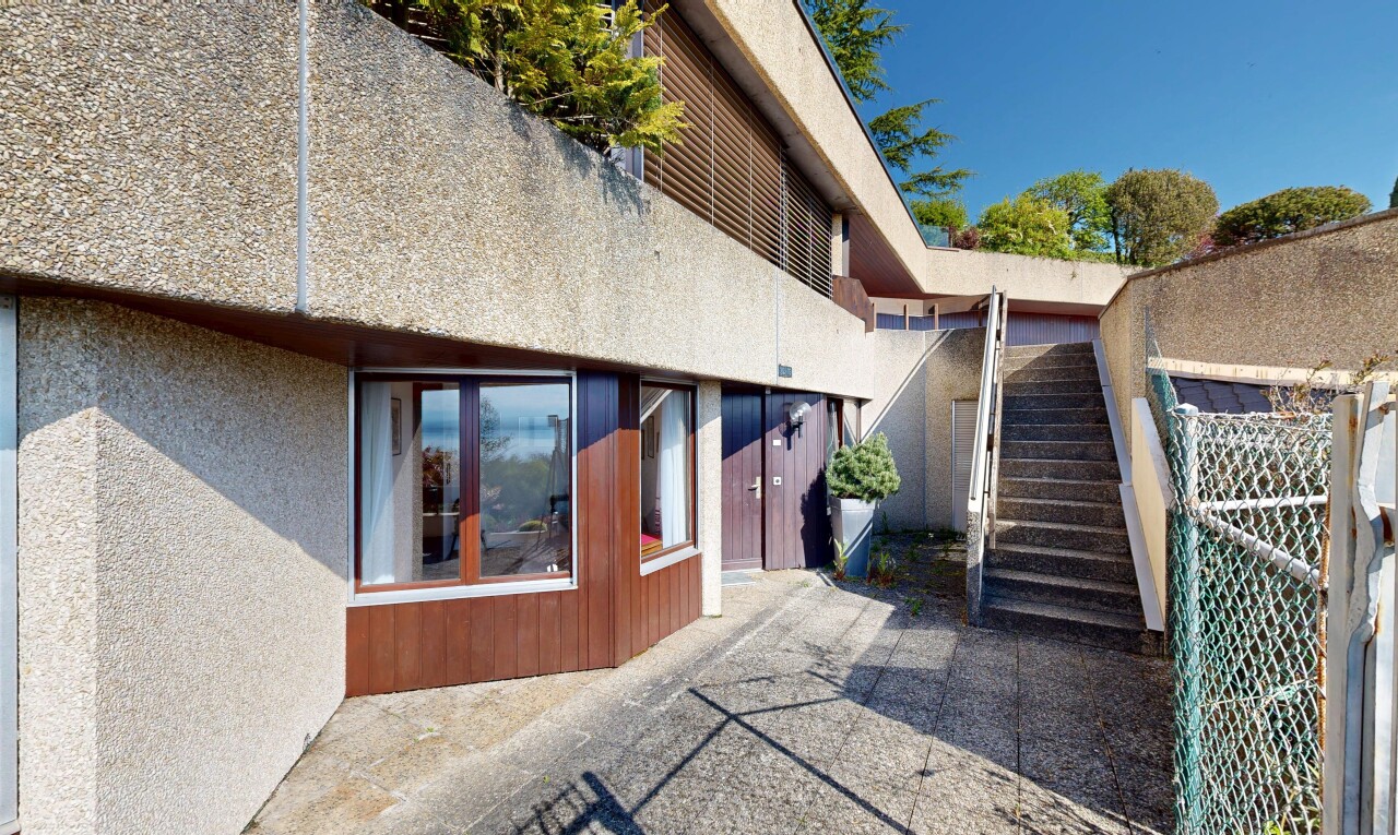 terrasse avec escaliers, day time, et property visible