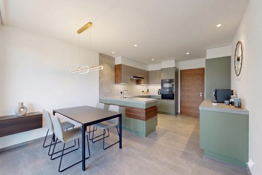 cuisine avec dosseret, backsplash, two heights countertops, full kitchen, et four