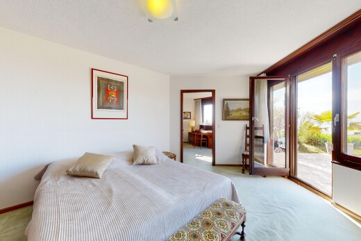 chambre avec inside property, lumière naturelle, natural light, accès à l'extérieur, et plinthes murales