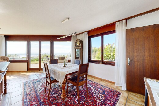 salle à manger avec inside property, day time, light floor, lumière naturelle, et natural light