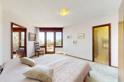chambre avec accès à l'extérieur, day time, cloison sèche, drywall, et inside property