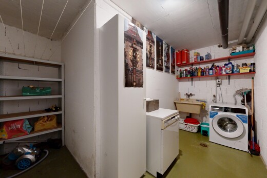 buanderie avec inside property, sol en béton, concrete floor, lave-linge et sèche-linge, et buanderie