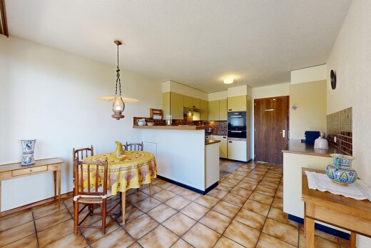 cuisine avec dosseret, backsplash, two heights countertops, full kitchen, et four