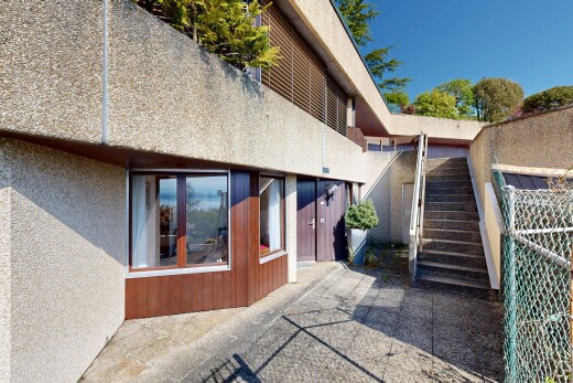 terrasse avec escaliers, day time, et property visible