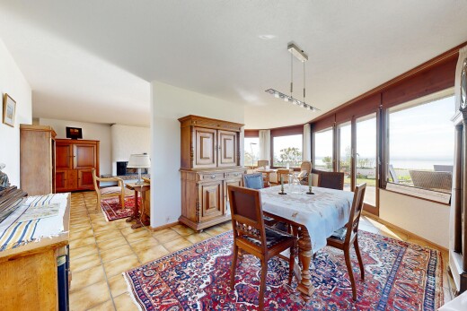 salle à manger avec lumière naturelle, natural light, inside property, light floor, et cloison sèche