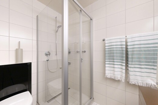 salle de bains avec salle de bain complète, toilette, douche, inside property, et mur en carrelage