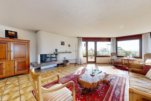salon avec lumière naturelle, natural light, inside property, et light floor