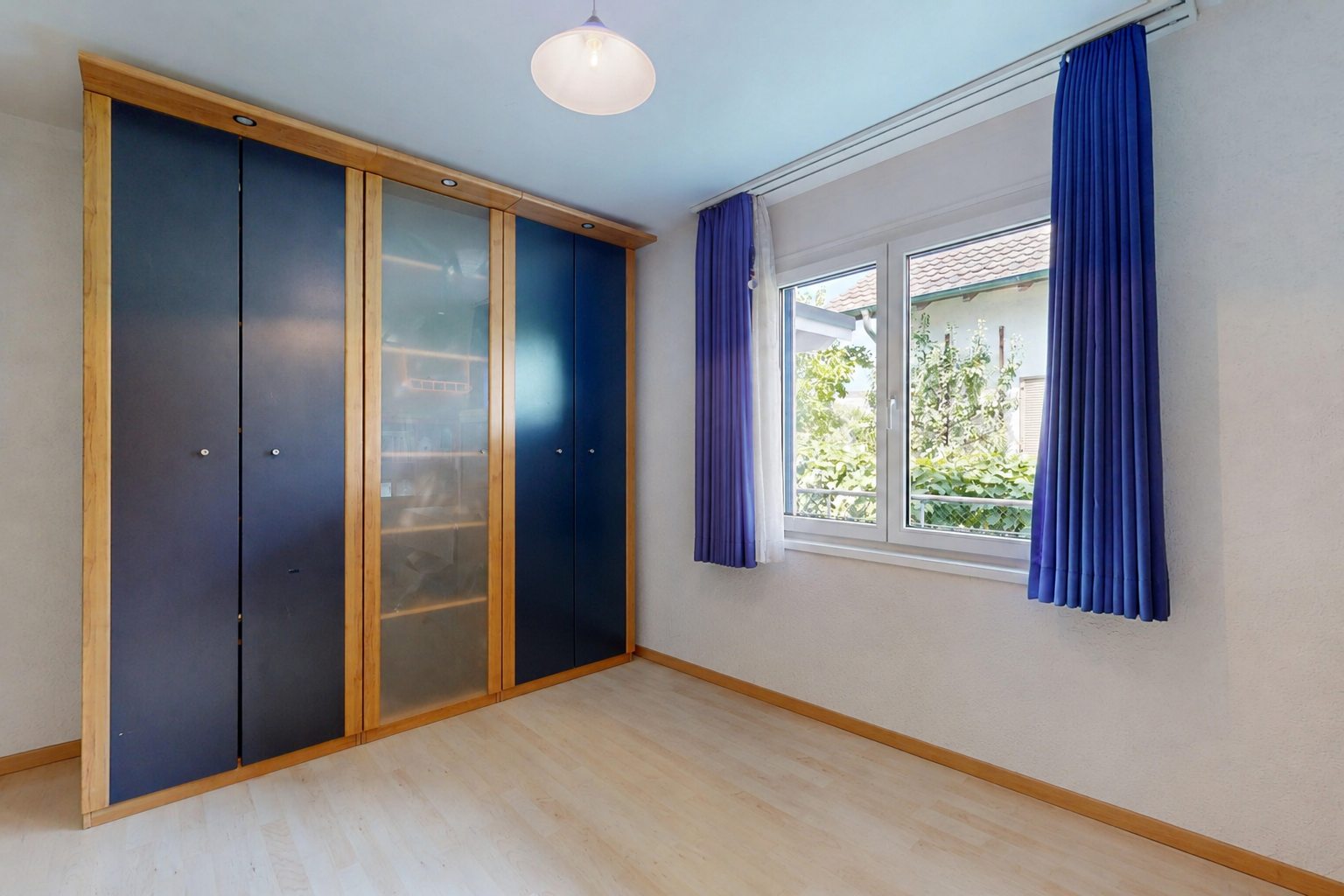 zimmer / schlafzimmer mit wood finish floor, holzfußboden, kleiderschrank, light floor, und baseboards wall