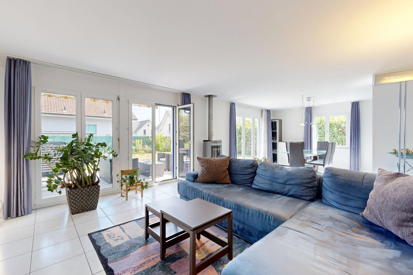 wohnzimmer mit holzofen, fliesenboden, tile floor, gipskartonwand, und drywall