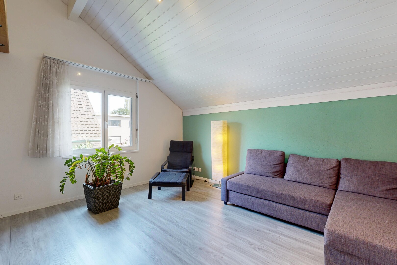 wohnzimmer mit dachschräge, vaulted ceiling, gipskartonwand, drywall, und holzfußboden