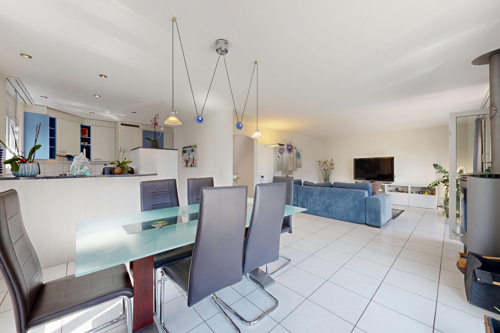 wohn- / esszimmer mit fernseher, einbauleuchten, tile floor, fliesenboden, und pendelleuchte