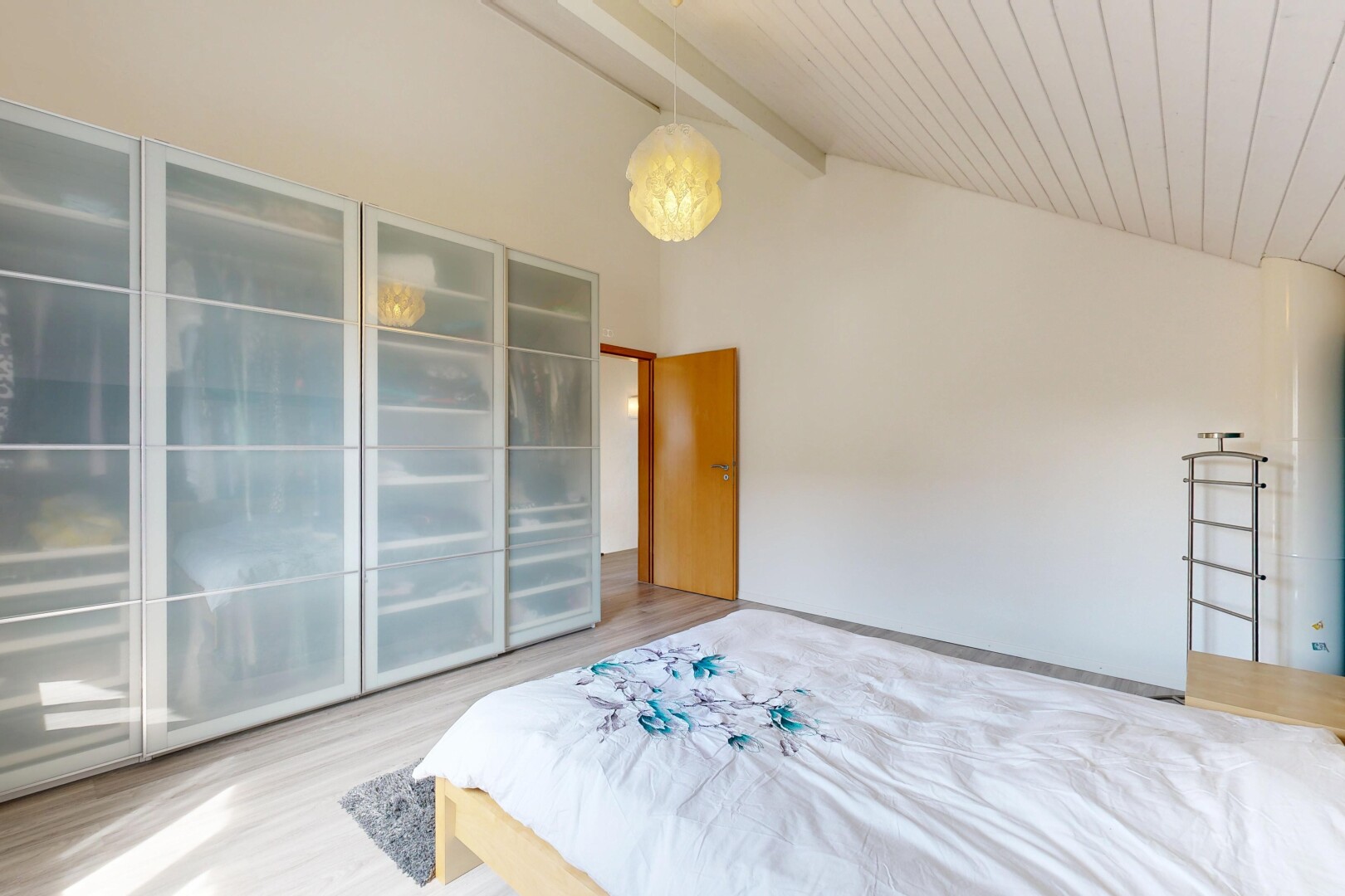 zimmer / schlafzimmer mit high end ceiling, high ceiling, hohe decke, vaulted ceiling, und dachschräge