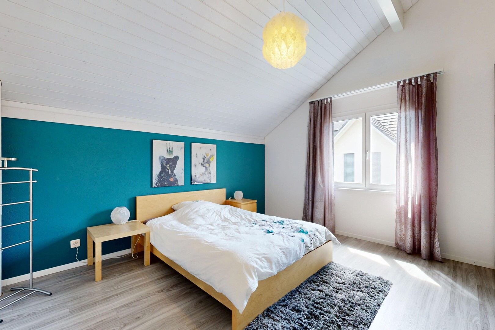 zimmer / schlafzimmer mit dachschräge, vaulted ceiling, gipskartonwand, drywall, und zusätzliches zimmer