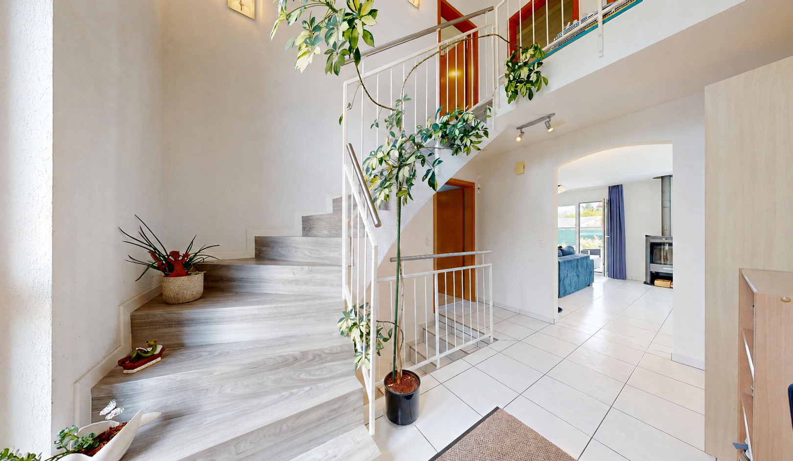 treppe mit deckenbeleuchtung, high ceiling, hohe decke, drywall, und gipskartonwand