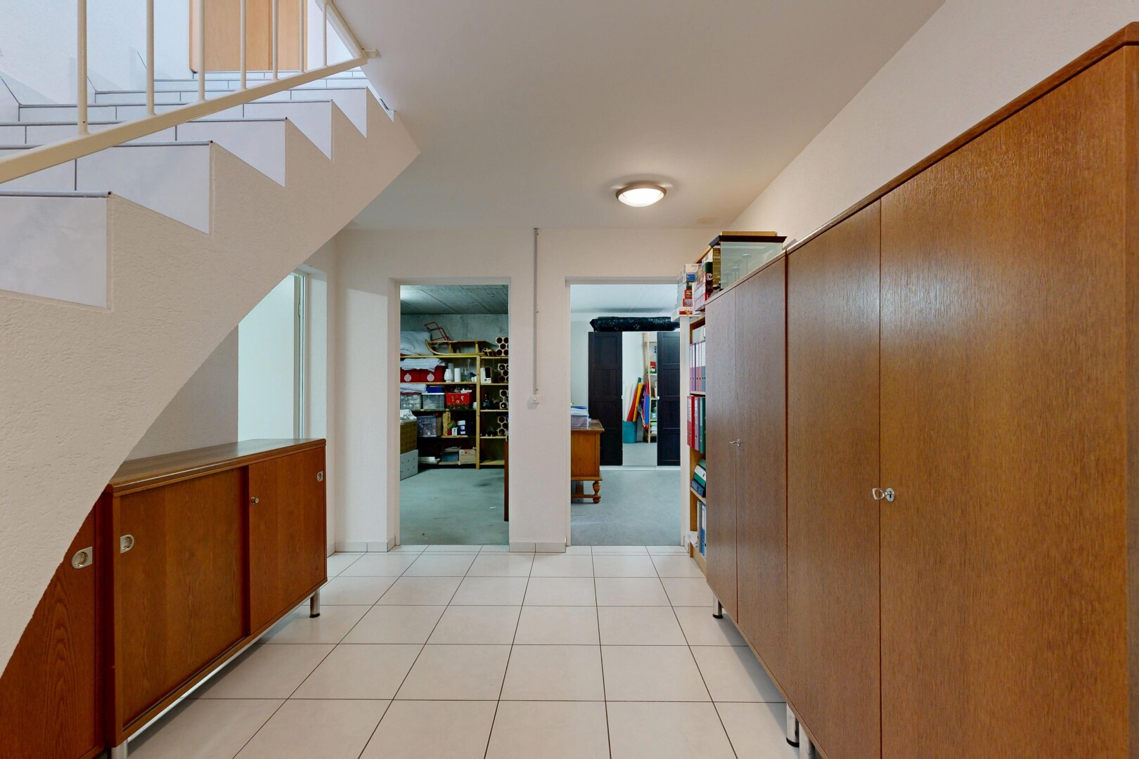 halle / korridor mit light floor, tile floor, fliesenboden, drywall, und gipskartonwand