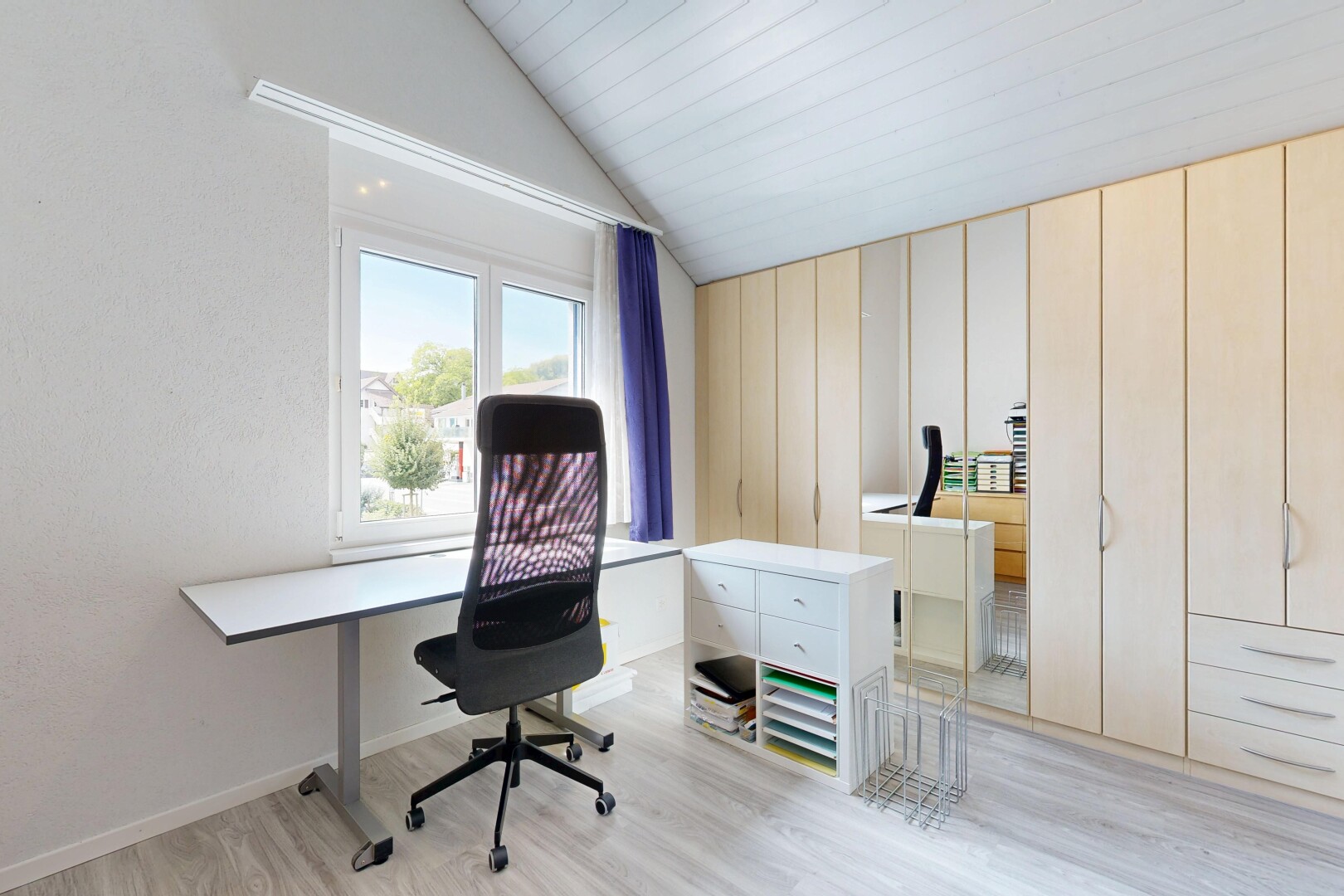 büro mit dachschräge, vaulted ceiling, holzfußboden, wood finish floor, und light floor