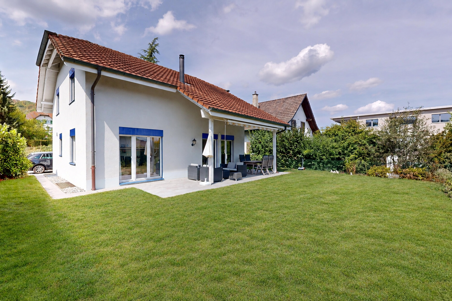 außenansicht mit rasen, ziegeldach, property visible, from property, und stuckverkleidung