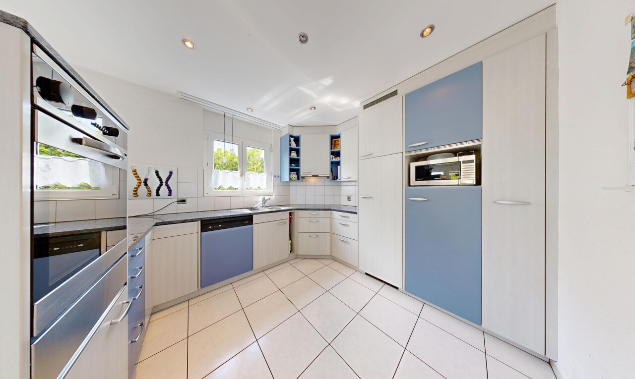 küche mit dark countertops, arbeitsplatten, open shelves, offene regale, und einbauleuchten