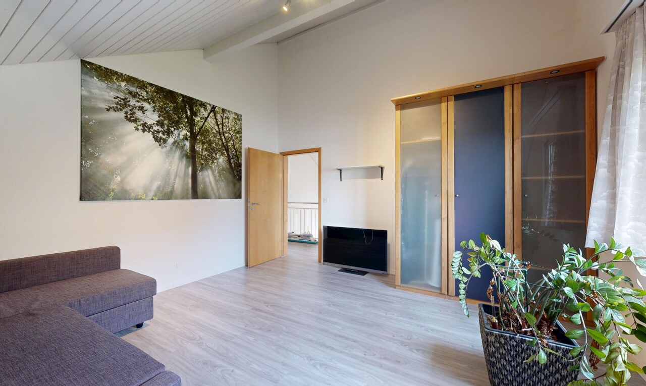 wohnzimmer mit high end ceiling, vaulted ceiling, dachschräge, high ceiling, und hohe decke
