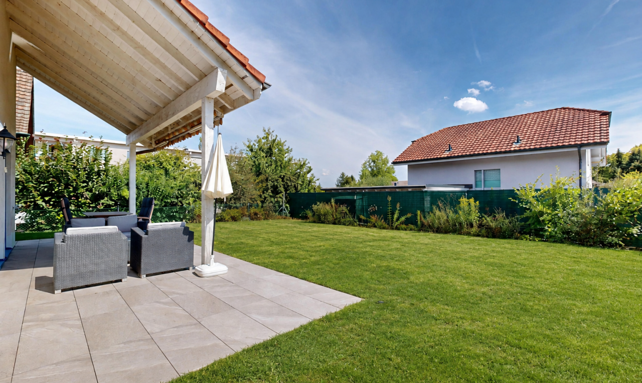 terrasse mit rasen, from property, day time, wohnraum im freien, und terrasse