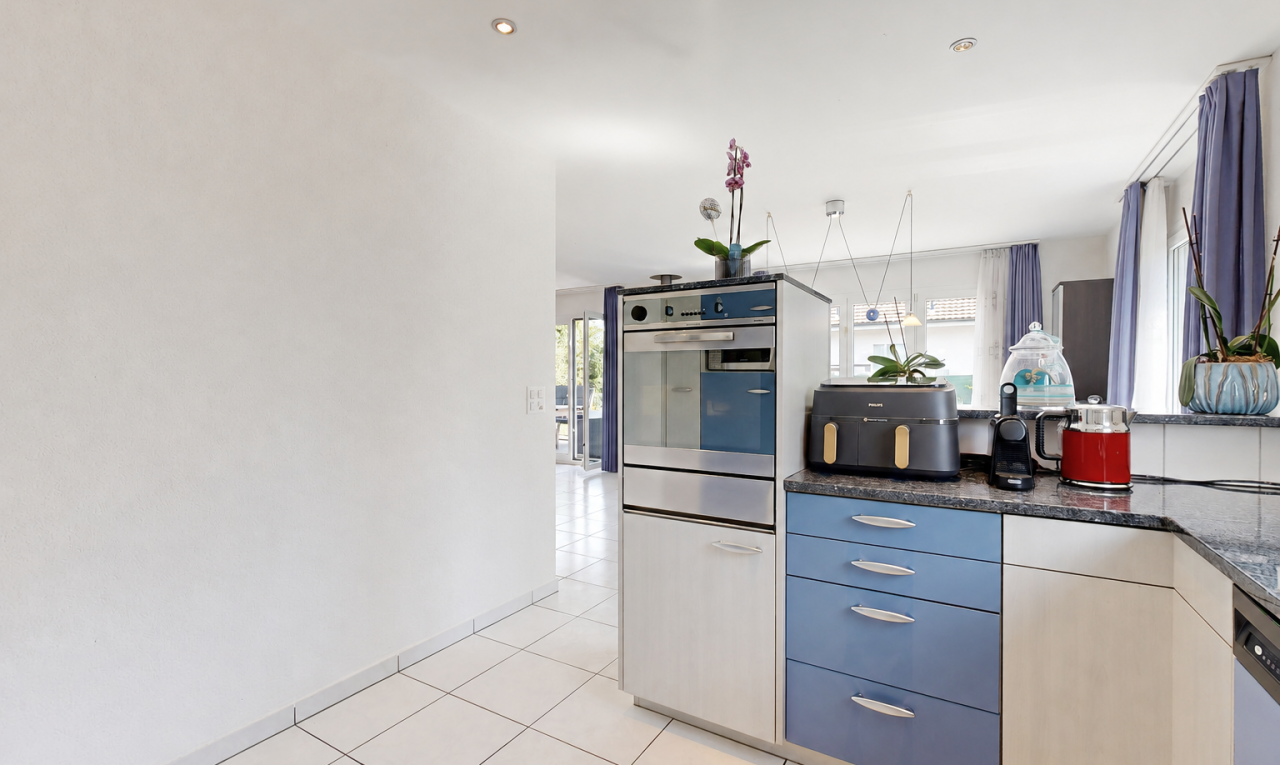küche mit dark countertops, light floor, einbauleuchten, blue cabinets, und blaue schränke