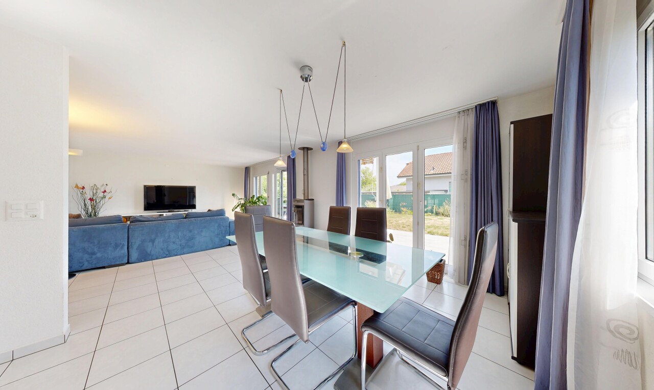 wohn- / esszimmer mit fernseher, gipskartonwand, drywall, light floor, und fliesenboden