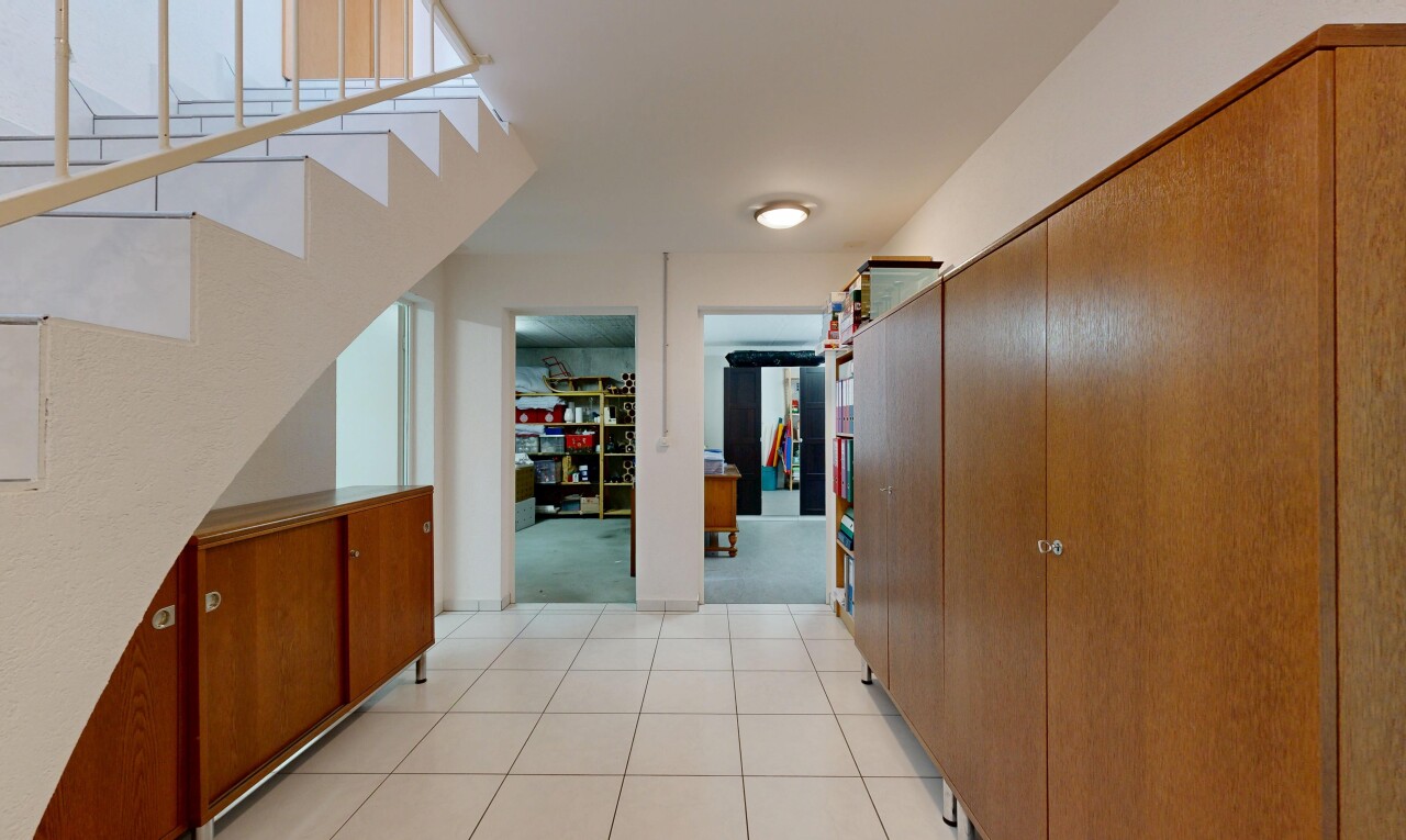 halle / korridor mit light floor, tile floor, fliesenboden, drywall, und gipskartonwand