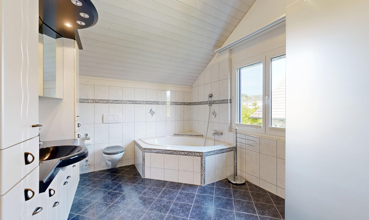 bad mit tile wall, fliesenwand, komplettes badezimmer, vaulted ceiling, und dachschräge