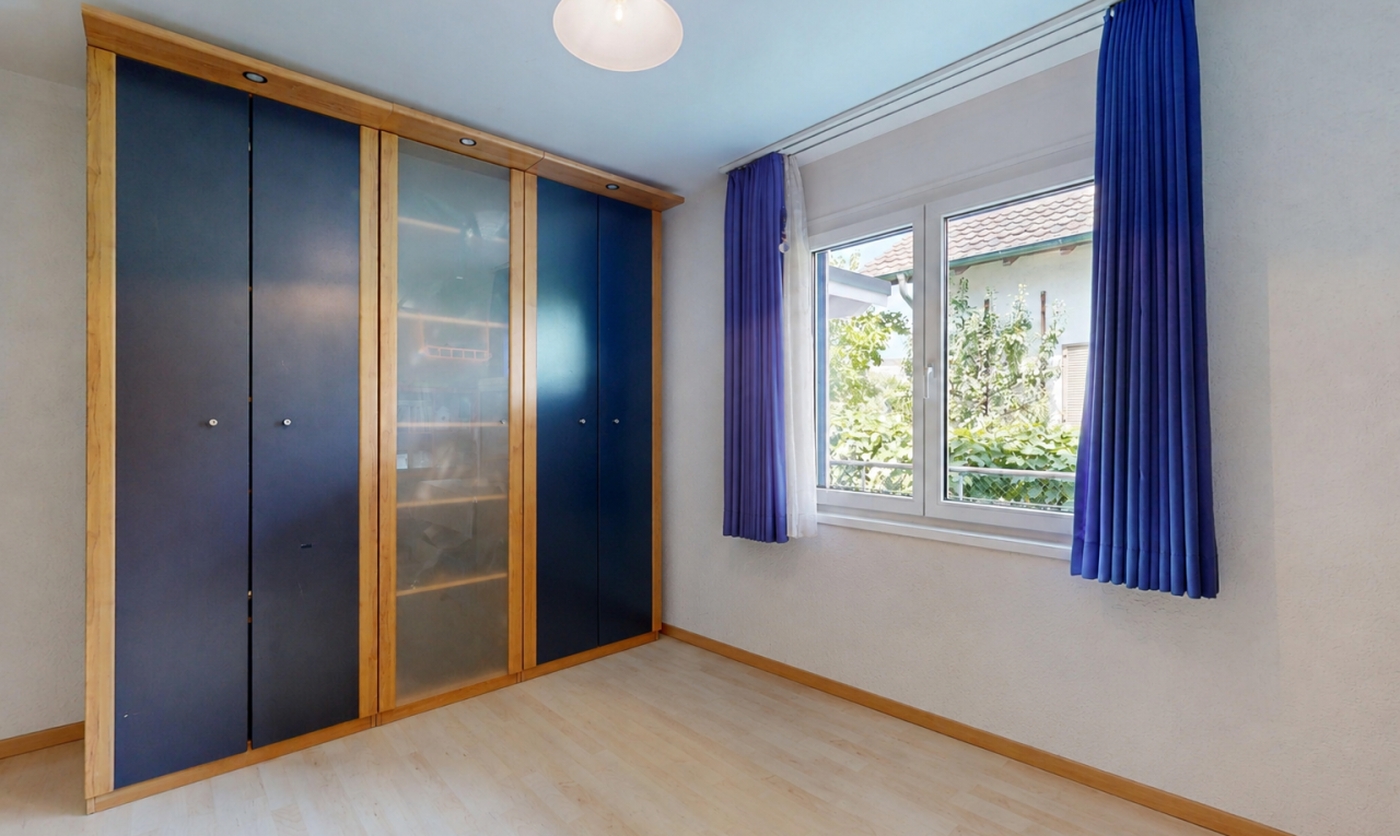 zimmer / schlafzimmer mit wood finish floor, holzfußboden, kleiderschrank, light floor, und baseboards wall