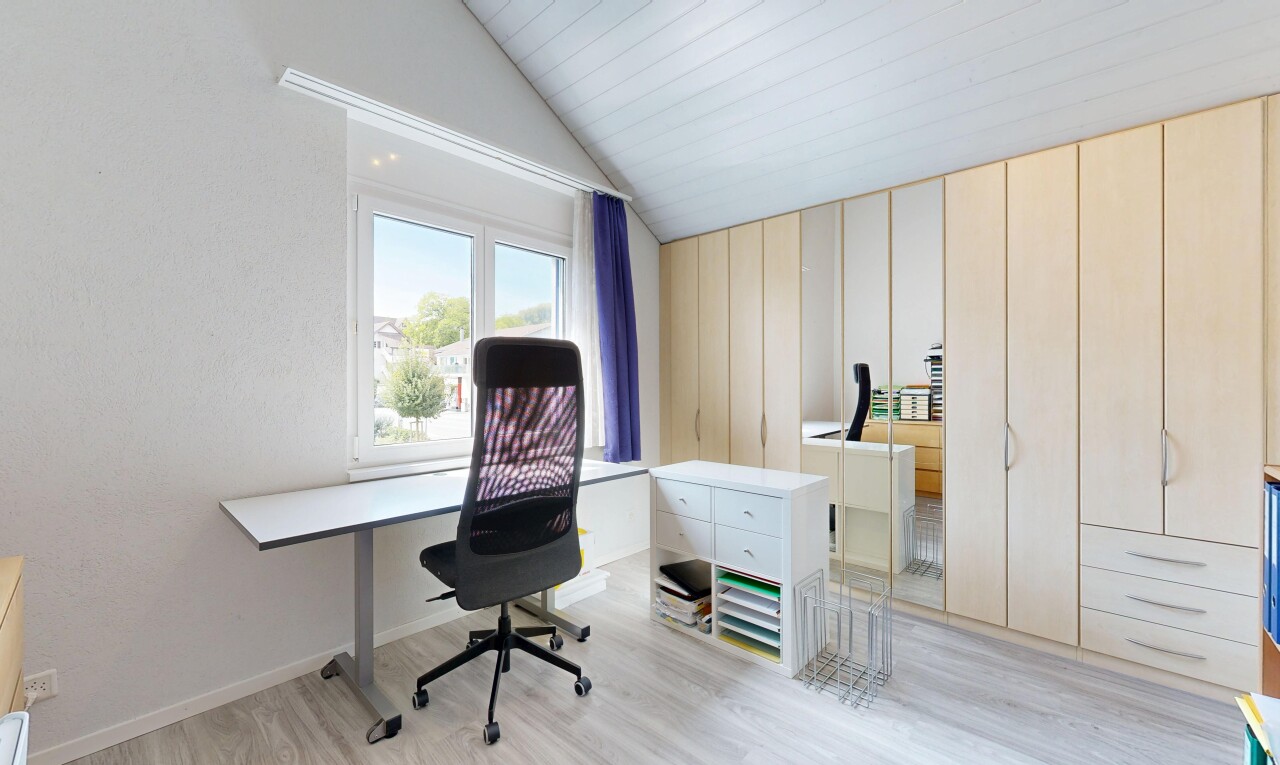 büro mit dachschräge, vaulted ceiling, holzfußboden, wood finish floor, und light floor