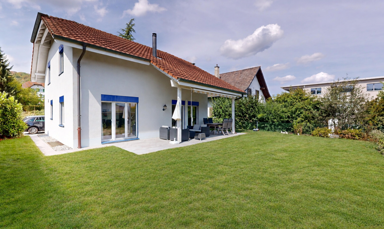 außenansicht mit rasen, ziegeldach, property visible, from property, und stuckverkleidung