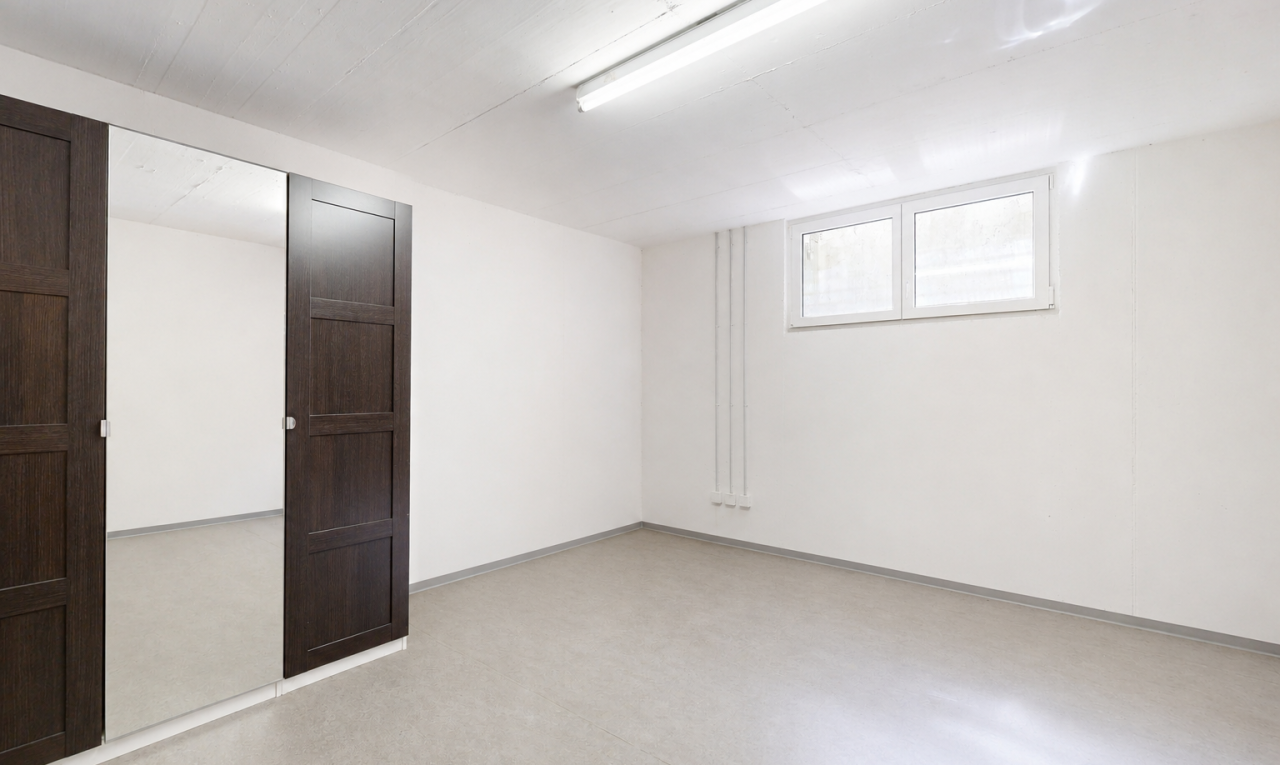 leerer raum mit low ceiling, niedrige decke, drywall, gipskartonwand, und light floor