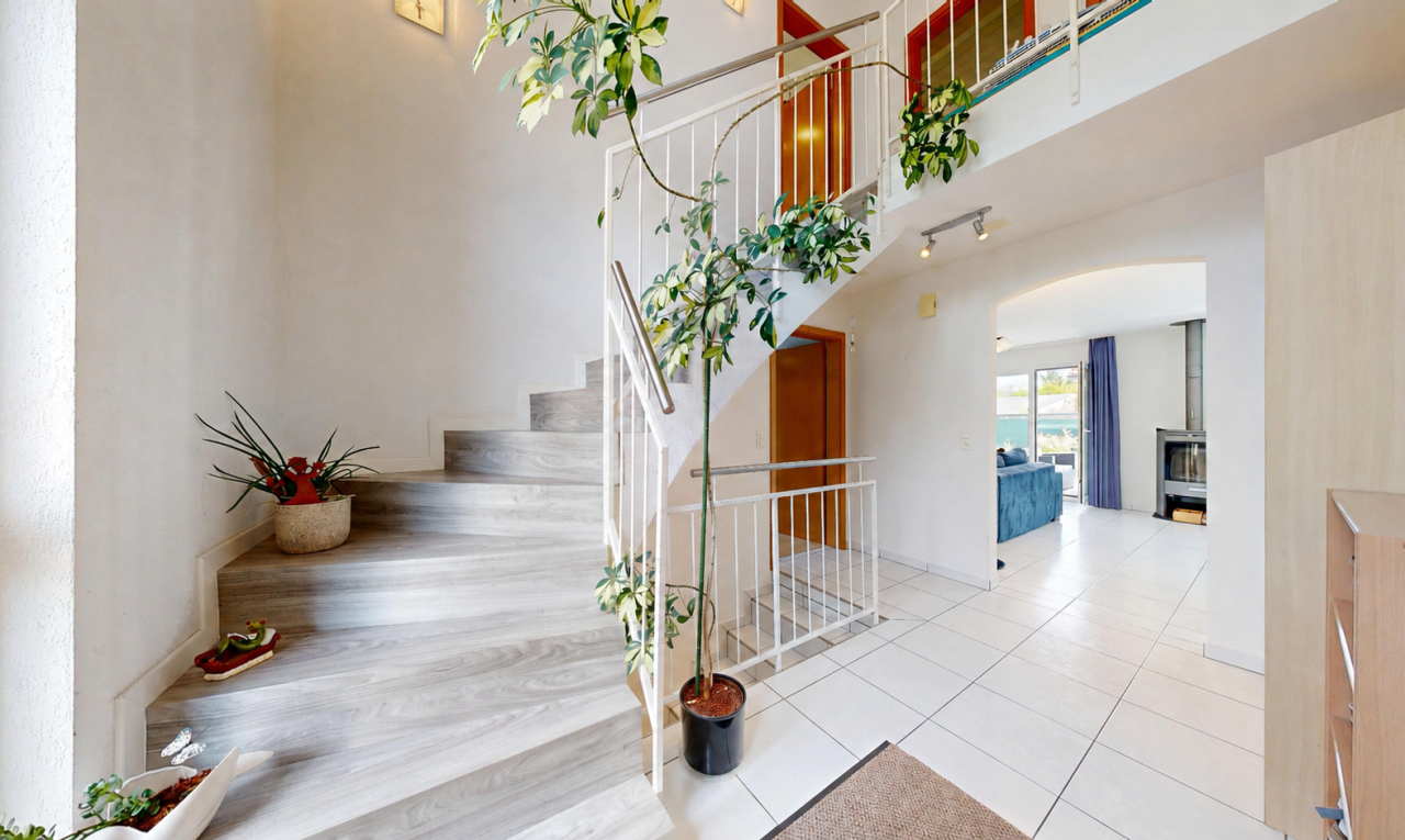 treppe mit deckenbeleuchtung, high ceiling, hohe decke, drywall, und gipskartonwand