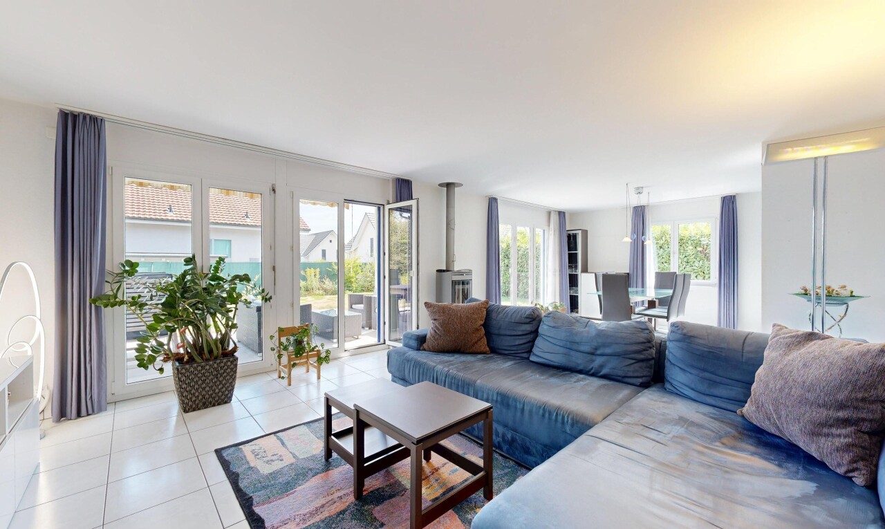 wohnzimmer mit holzofen, fliesenboden, tile floor, gipskartonwand, und drywall