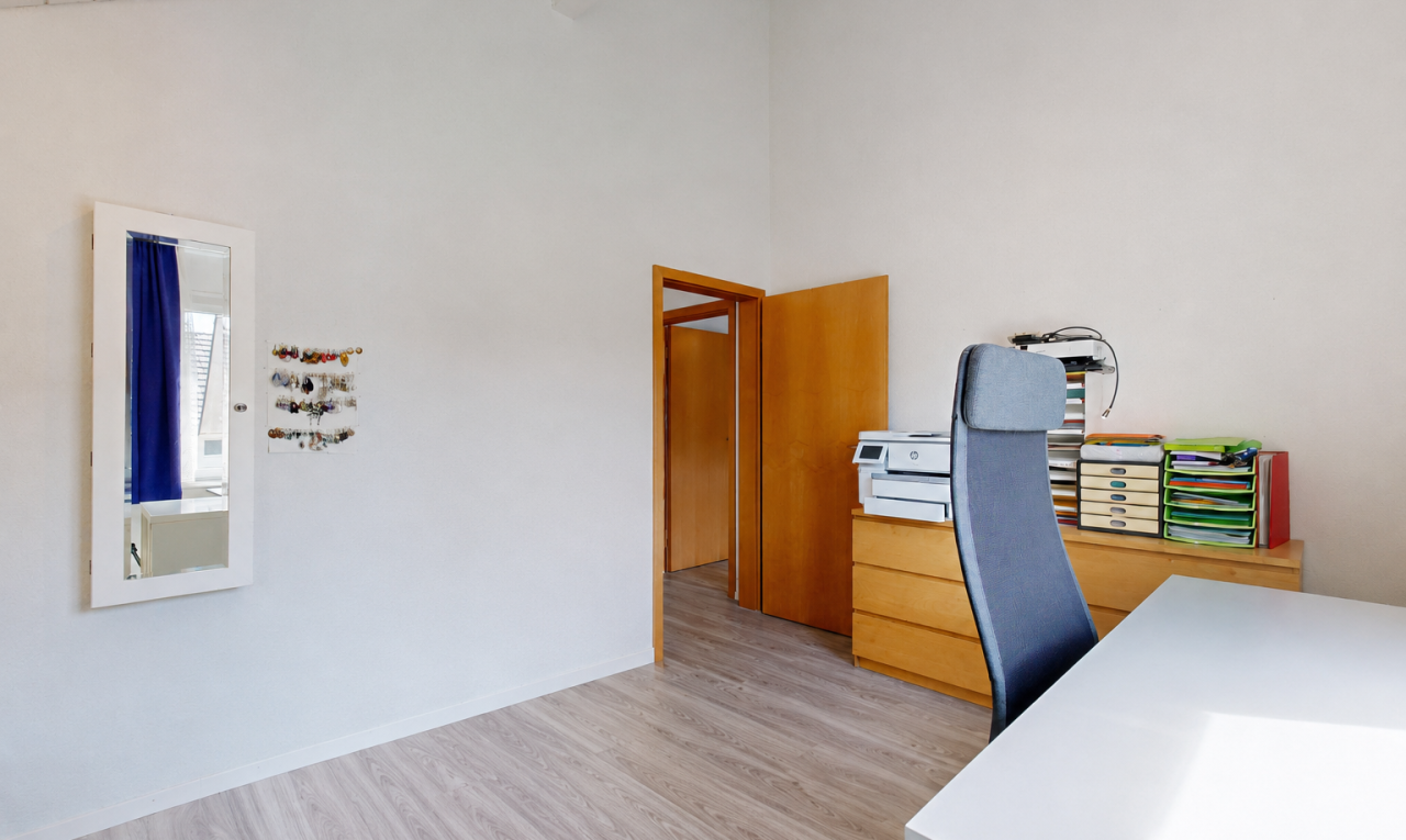 büro mit vaulted ceiling, dachschräge, drywall, gipskartonwand, und high ceiling