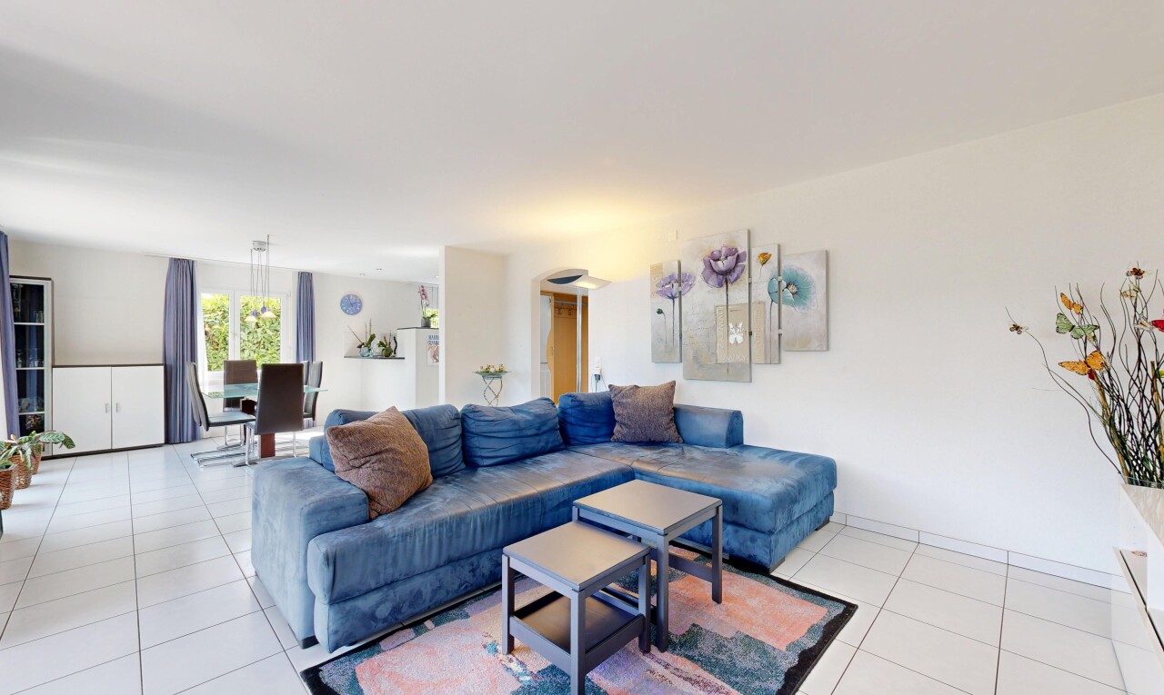 wohn- / esszimmer mit drywall, gipskartonwand, light floor, tile floor, und fliesenboden