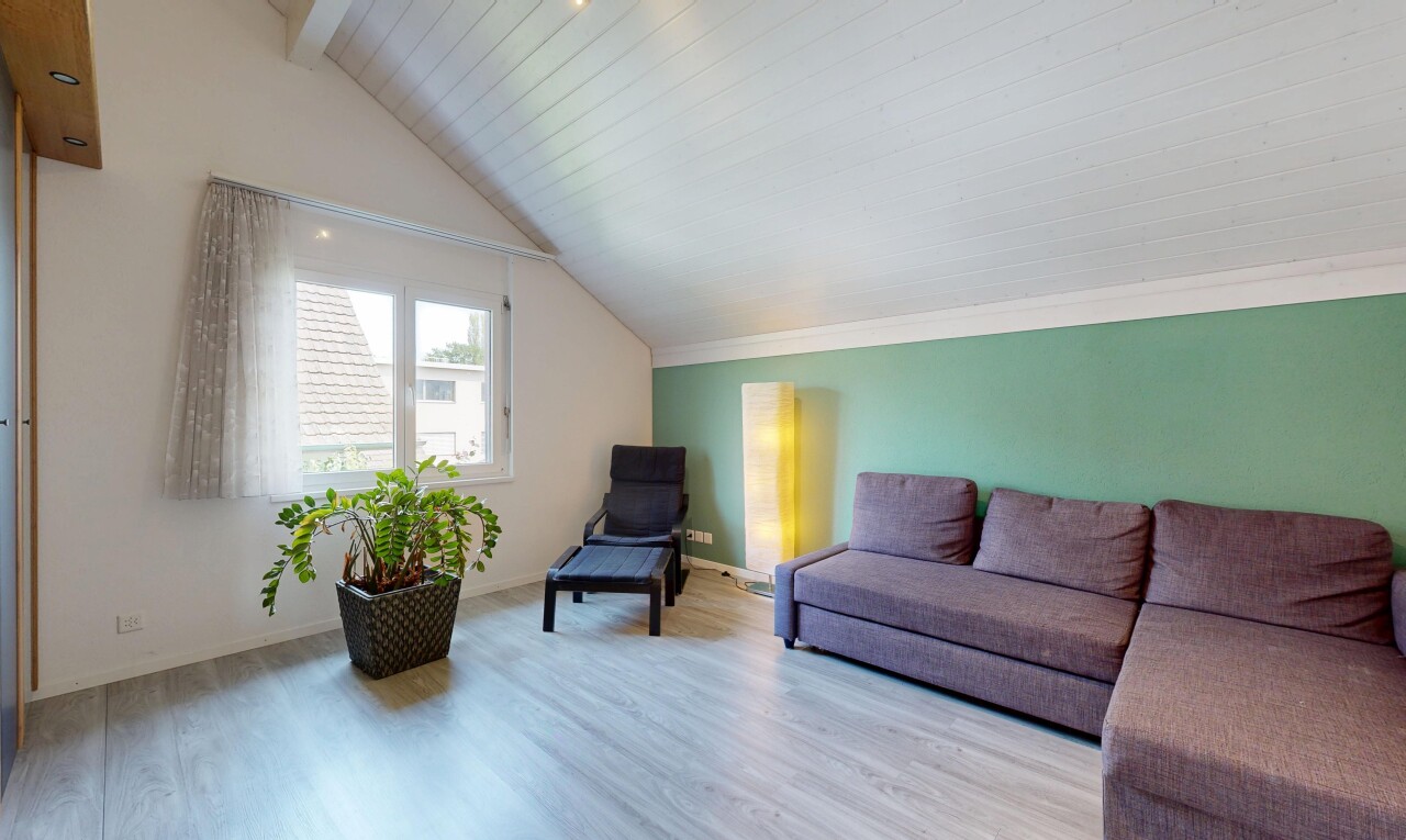 wohnzimmer mit dachschräge, vaulted ceiling, gipskartonwand, drywall, und holzfußboden
