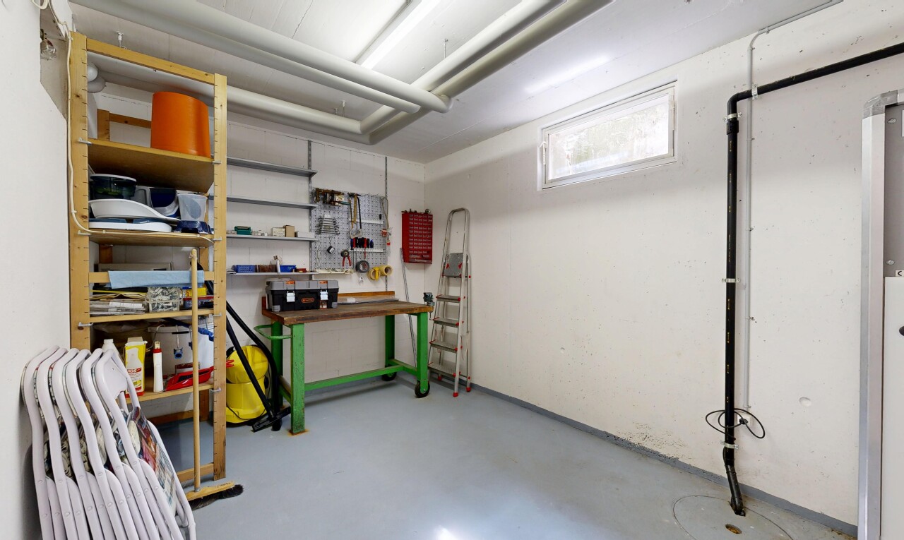 vorratskammer mit natürliches licht und werkstatt