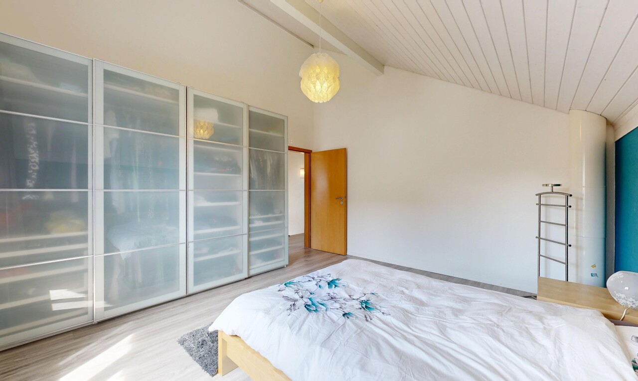 zimmer / schlafzimmer mit high end ceiling, high ceiling, hohe decke, vaulted ceiling, und dachschräge