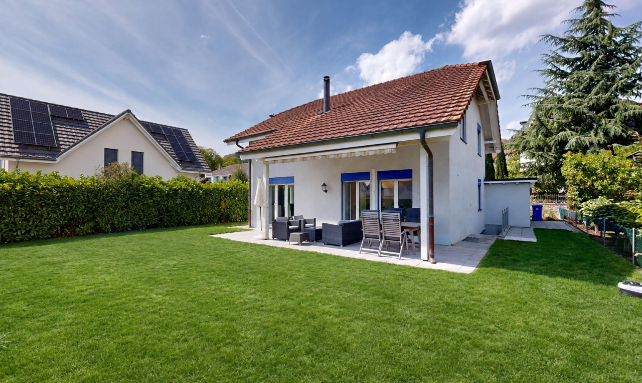 außenansicht mit markise, ziegeldach, rasen, zaun, und day time